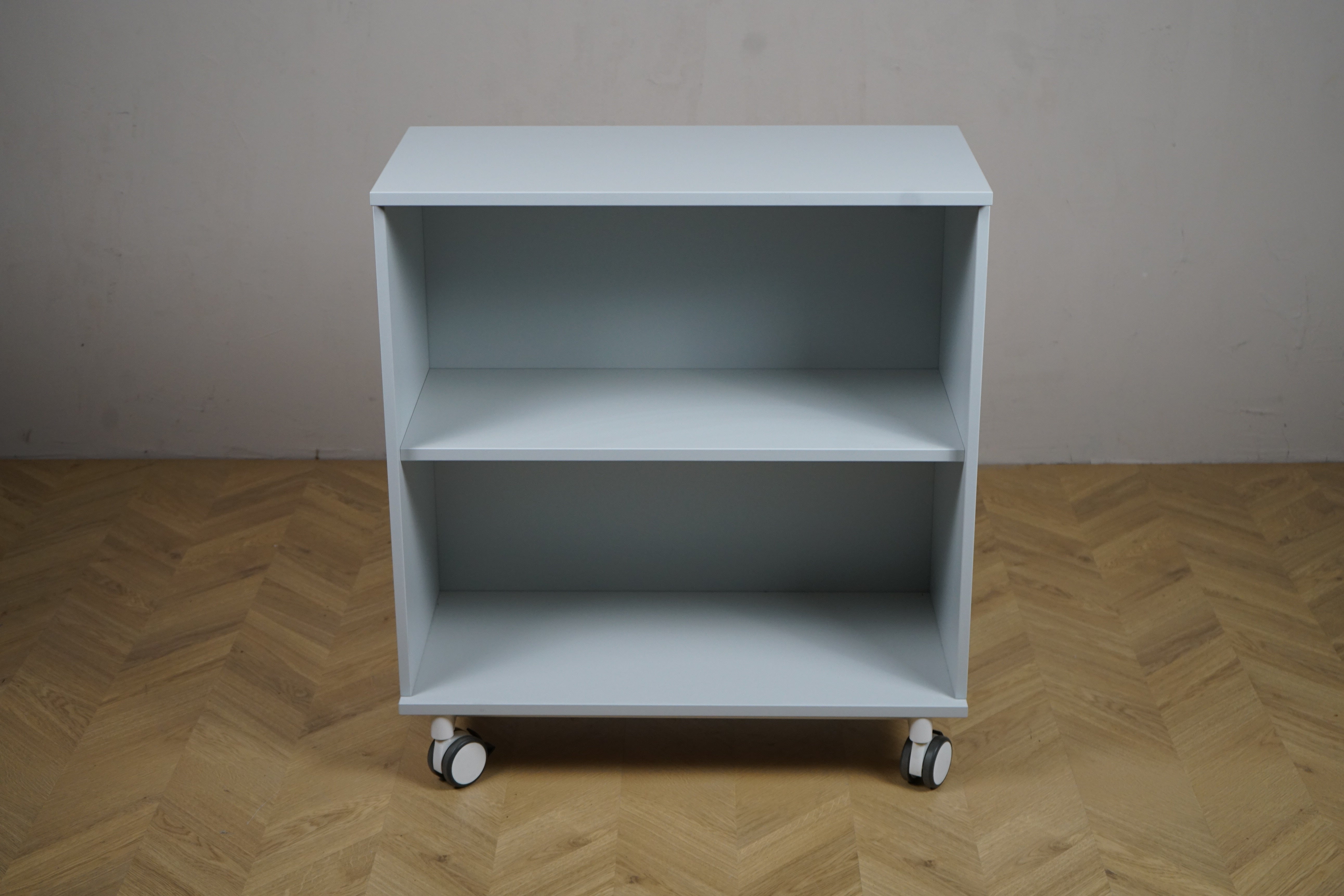 Kinnarps hvid reol på hjul set forfra – moderne opbevaring til kontor og hjem